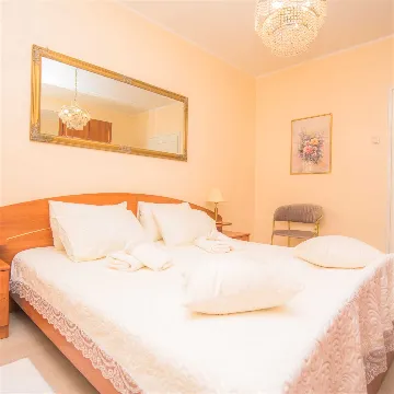 Apartment for 4 Guests with Parking in Šibenik