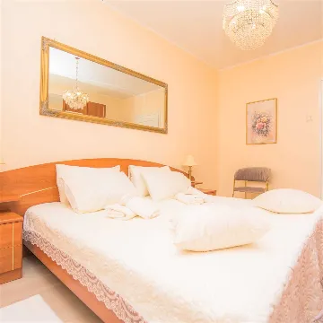 Apartment for 4 Guests with Parking in Šibenik