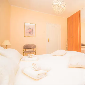 Apartment for 4 Guests with Parking in Šibenik