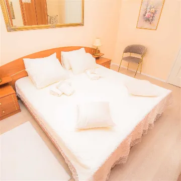 Apartment for 4 Guests with Parking in Šibenik