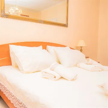 Apartment for 4 Guests with Parking in Šibenik