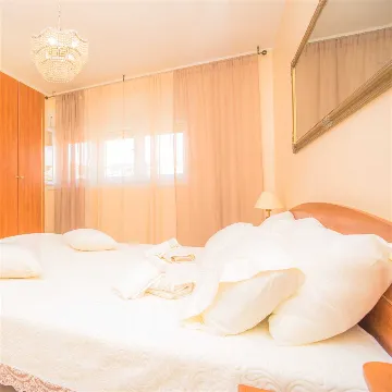 Apartment for 4 Guests with Parking in Šibenik