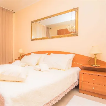 Apartment for 4 Guests with Parking in Šibenik