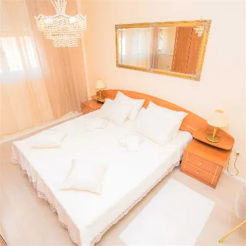 Apartment for 4 Guests with Parking in Šibenik