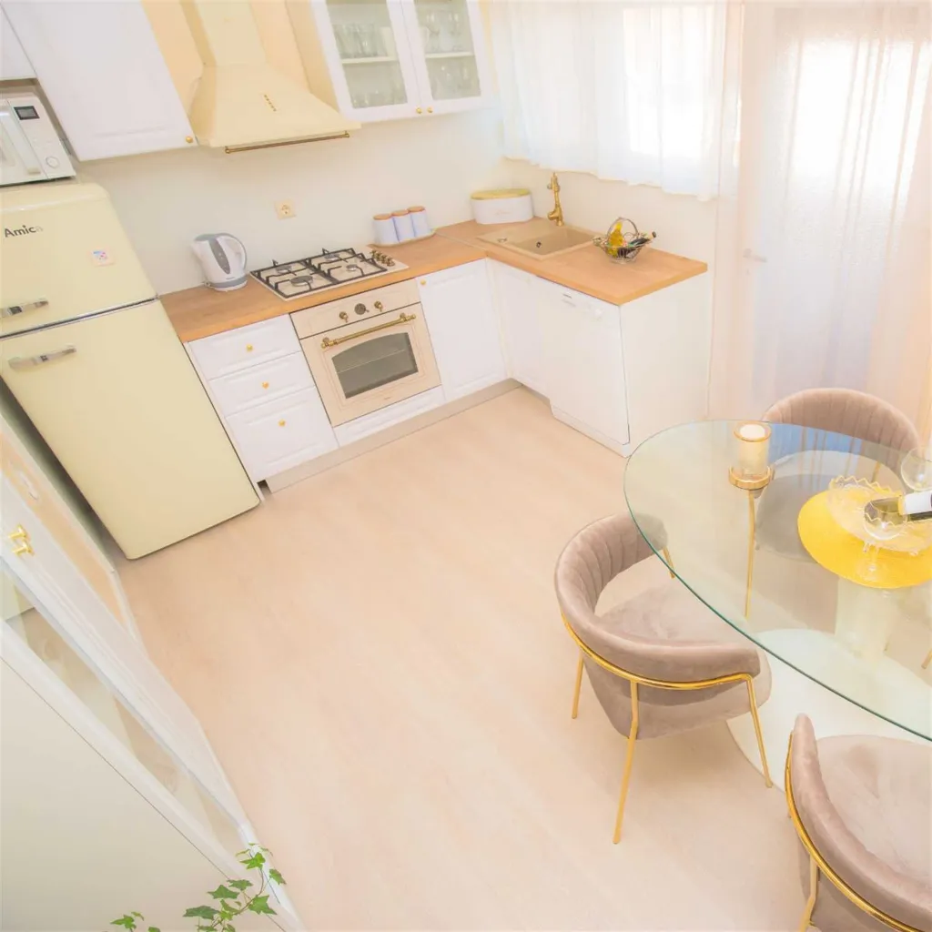 Apartment for 4 Guests with Parking in Šibenik
