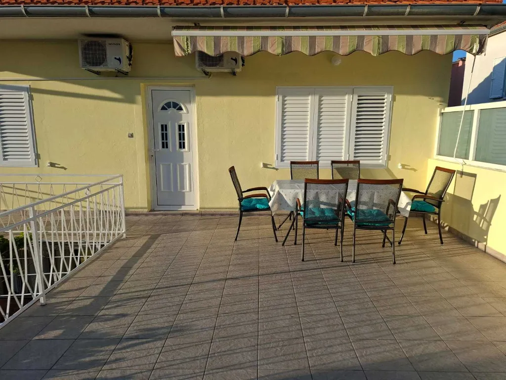 Primošten 3-Bedroom Apartment for 6 with Parking