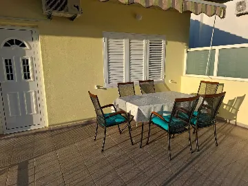 Primošten 3-Bedroom Apartment for 6 with Parking