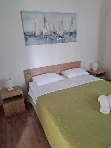Primošten 3-Bedroom Apartment for 6 with Parking