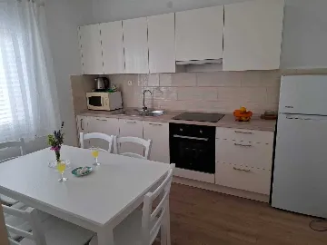 Primošten 3-Bedroom Apartment for 6 with Parking