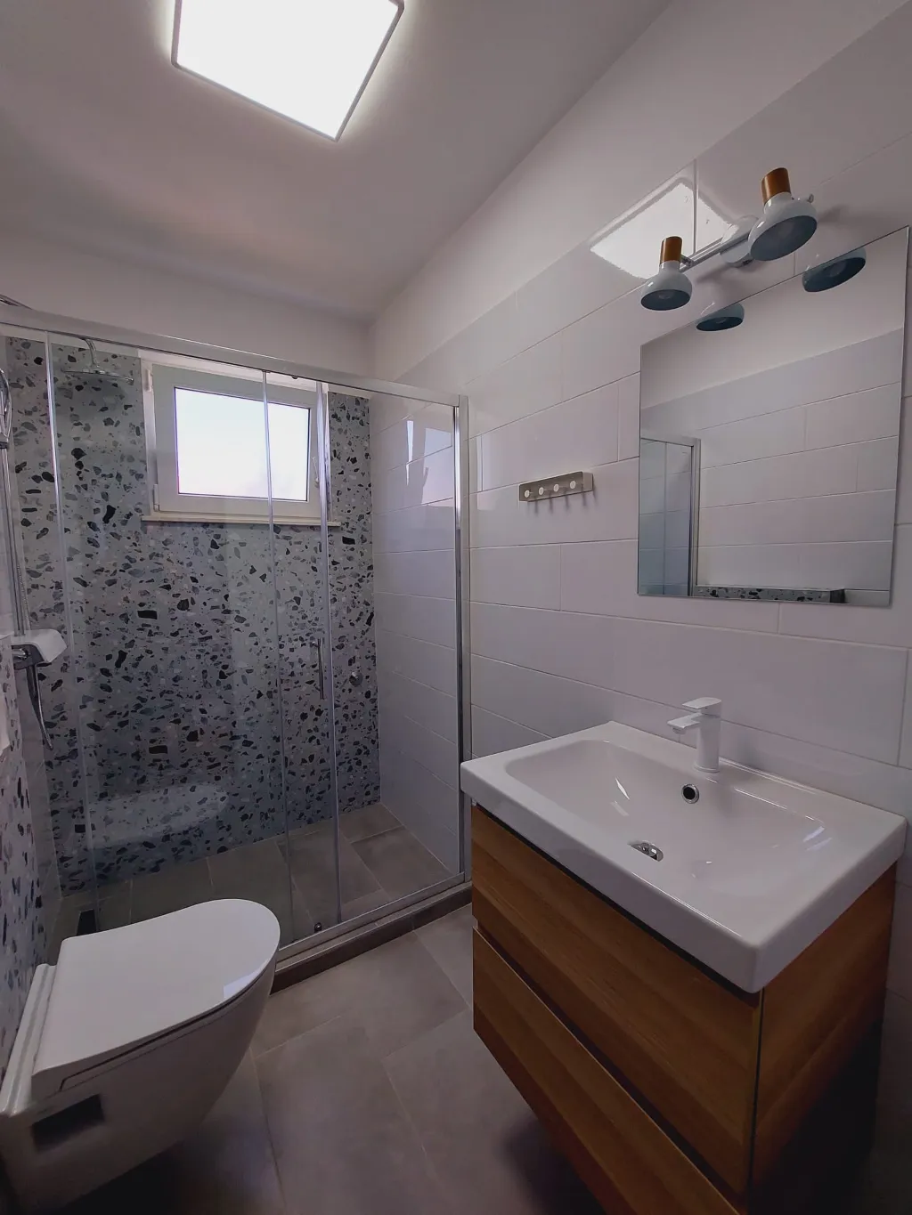 Sea View 2-Bedroom Apartment in Primošten for 6