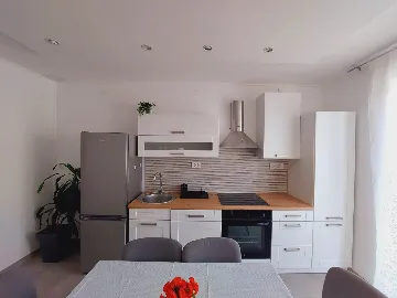 Sea View 2-Bedroom Apartment in Primošten for 6