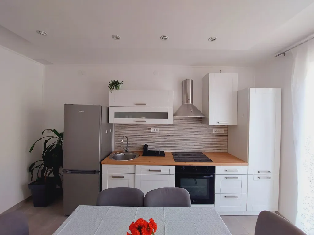 Sea View 2-Bedroom Apartment in Primošten for 6