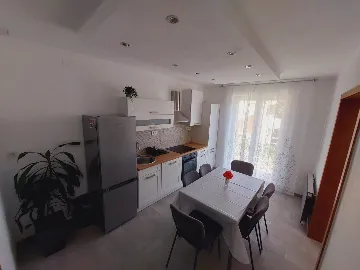 Sea View 2-Bedroom Apartment in Primošten for 6