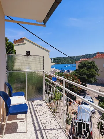 Sea View 2-Bedroom Apartment in Primošten for 6