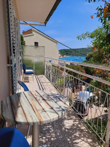 Sea View 2-Bedroom Apartment in Primošten for 6