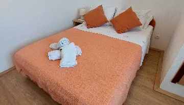 Two-Bedroom Apartment for 5 Guests in Primošten Burnji