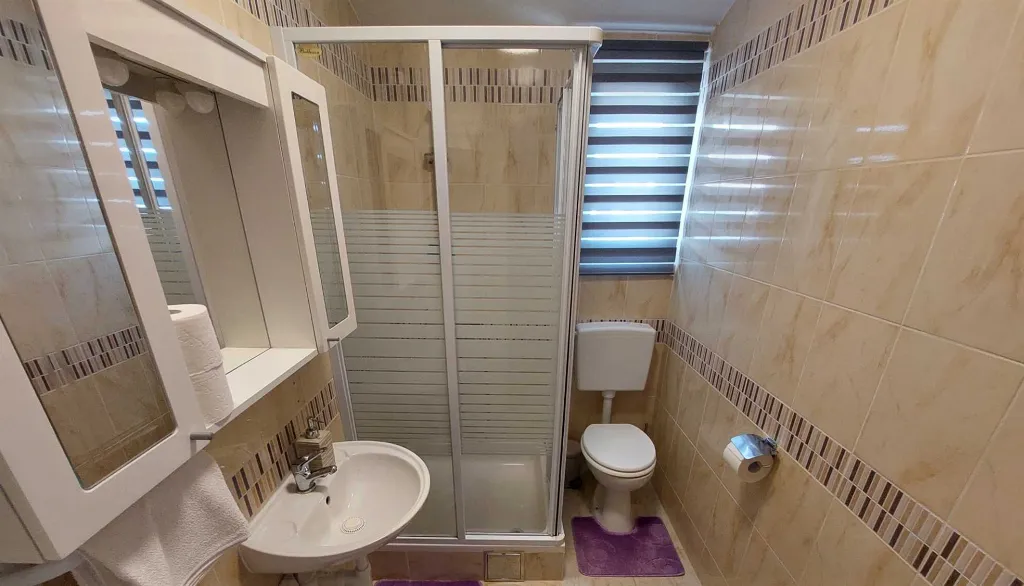 Two-Bedroom Apartment for 5 Guests in Primošten Burnji