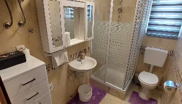 Two-Bedroom Apartment for 5 Guests in Primošten Burnji