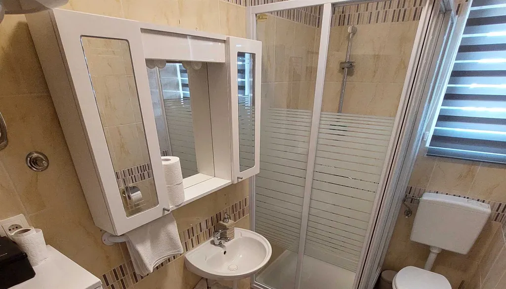 Two-Bedroom Apartment for 5 Guests in Primošten Burnji