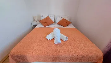 Two-Bedroom Apartment for 5 Guests in Primošten Burnji