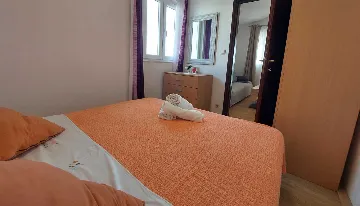 Two-Bedroom Apartment for 5 Guests in Primošten Burnji