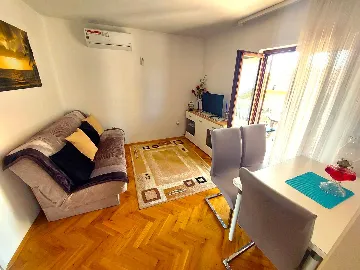 Rural Holiday House in Primošten for 8 Guests