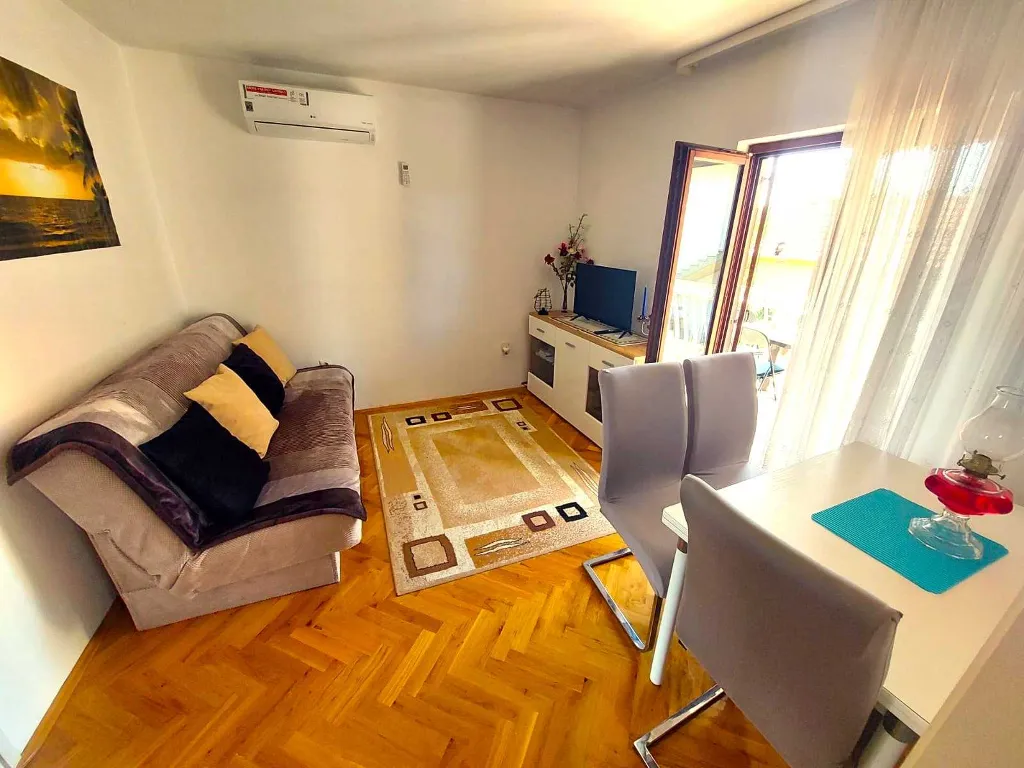 Rural Holiday House in Primošten for 8 Guests
