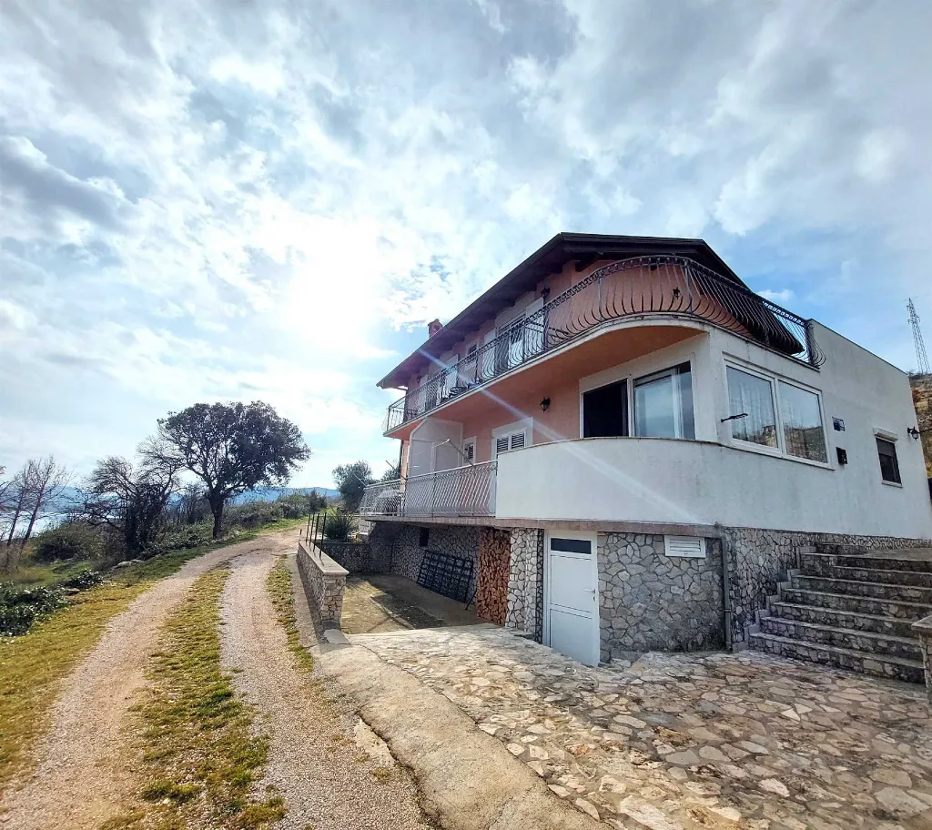 Raslina 1-Bedroom Apartment for Up to 3 Guests