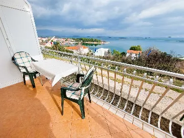 Raslina 1-Bedroom Apartment for Up to 3 Guests