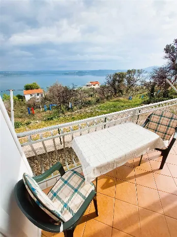 Raslina 1-Bedroom Apartment for Up to 3 Guests