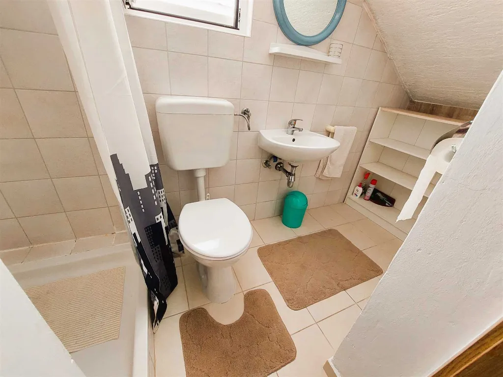 Raslina 1-Bedroom Apartment for Up to 3 Guests