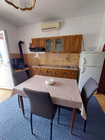 Raslina 1-Bedroom Apartment for Up to 3 Guests