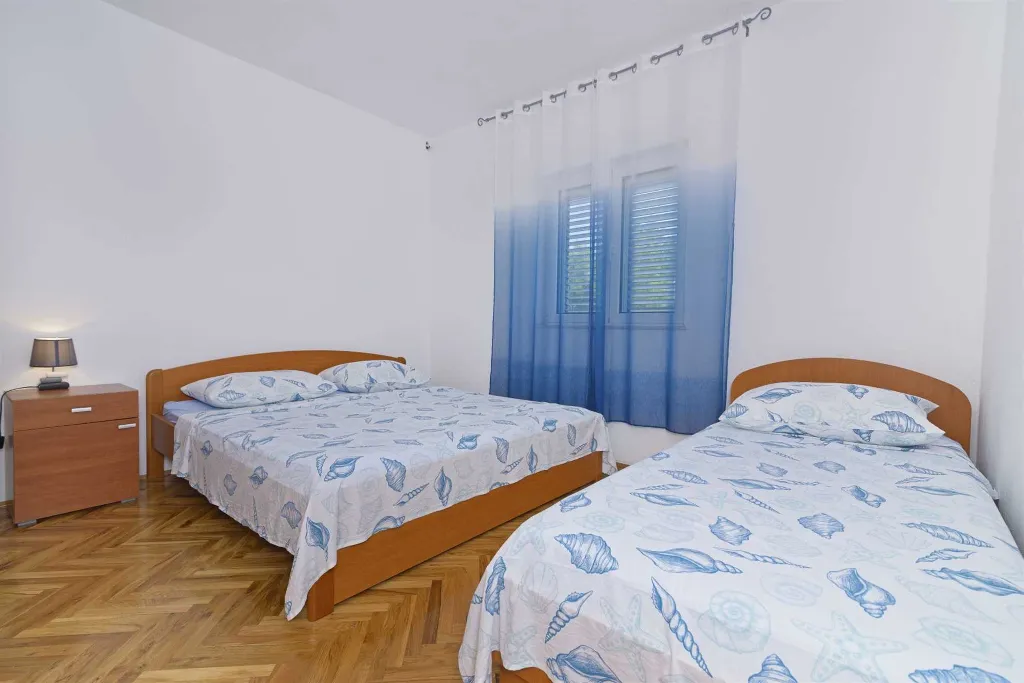Vodice (Srima) 2-Bedroom Apartment for 5 Guests