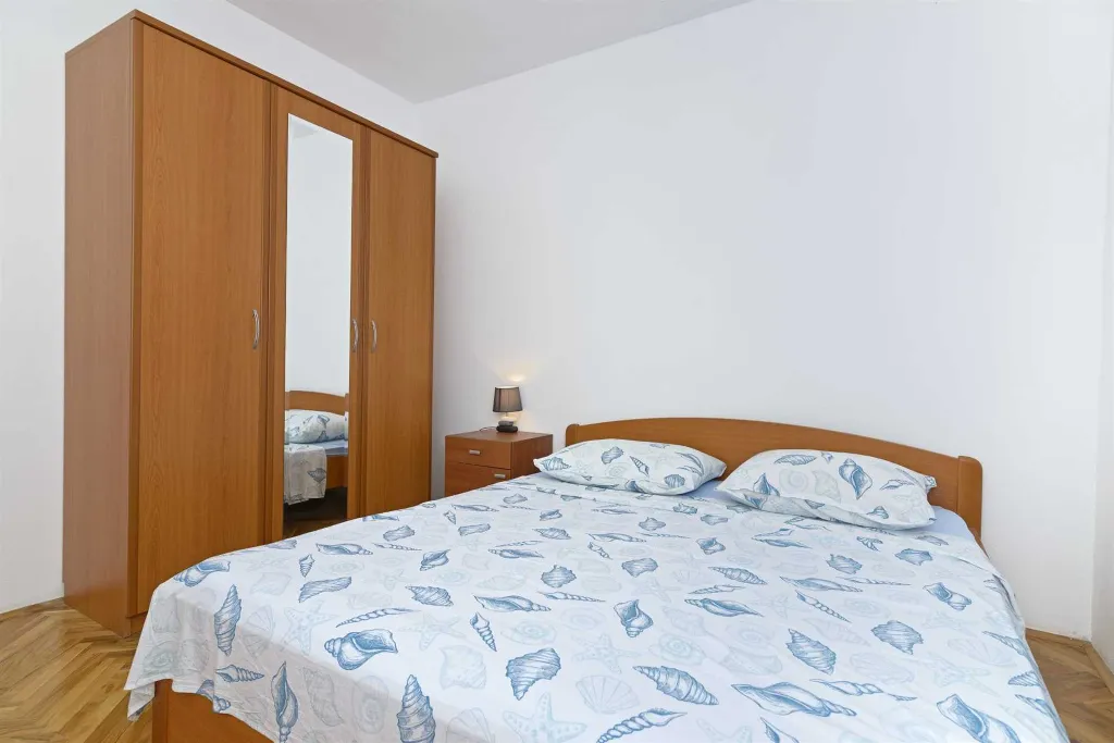 Vodice (Srima) 2-Bedroom Apartment for 5 Guests