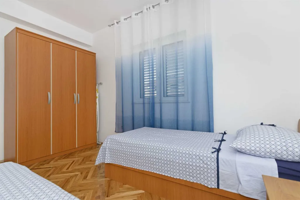 Vodice (Srima) 2-Bedroom Apartment for 5 Guests