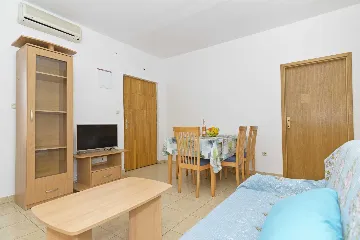Vodice (Srima) 2-Bedroom Apartment for 5 Guests
