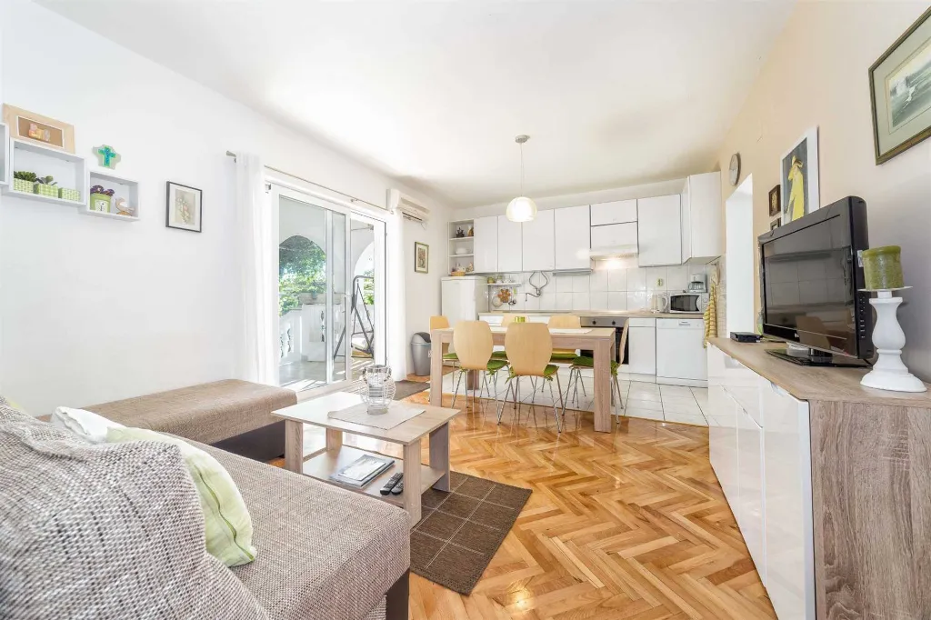 3-Bedroom Apartment in Vodice for Up to 8
