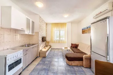 Vodice 2-Bedroom Apartment for 5 with Outdoor Pool