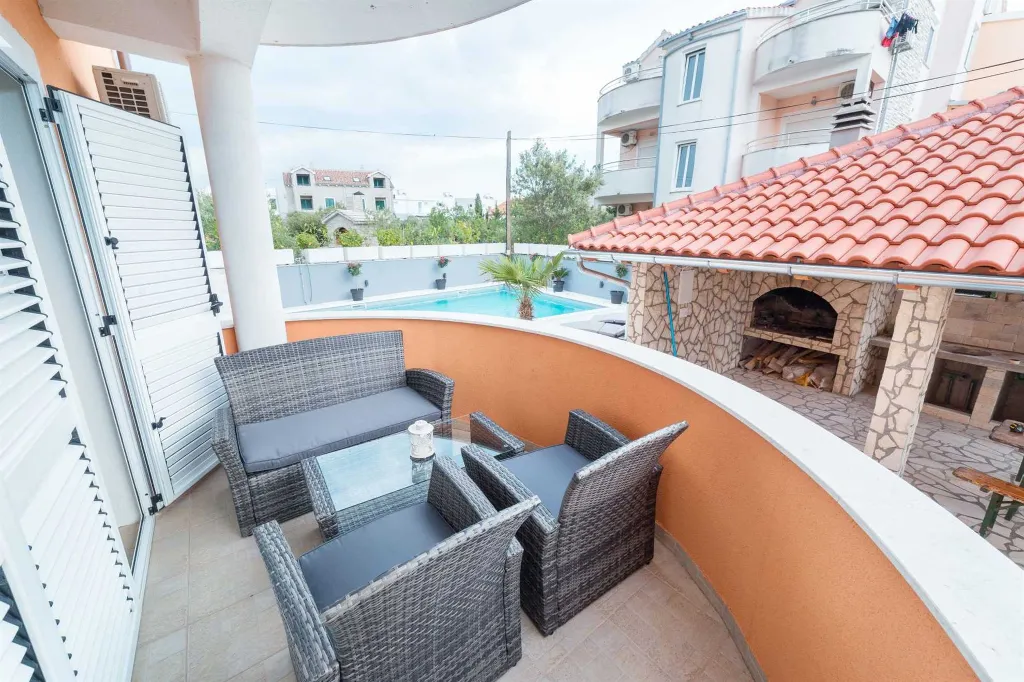 Vodice 2-Bedroom Apartment for 5 with Outdoor Pool