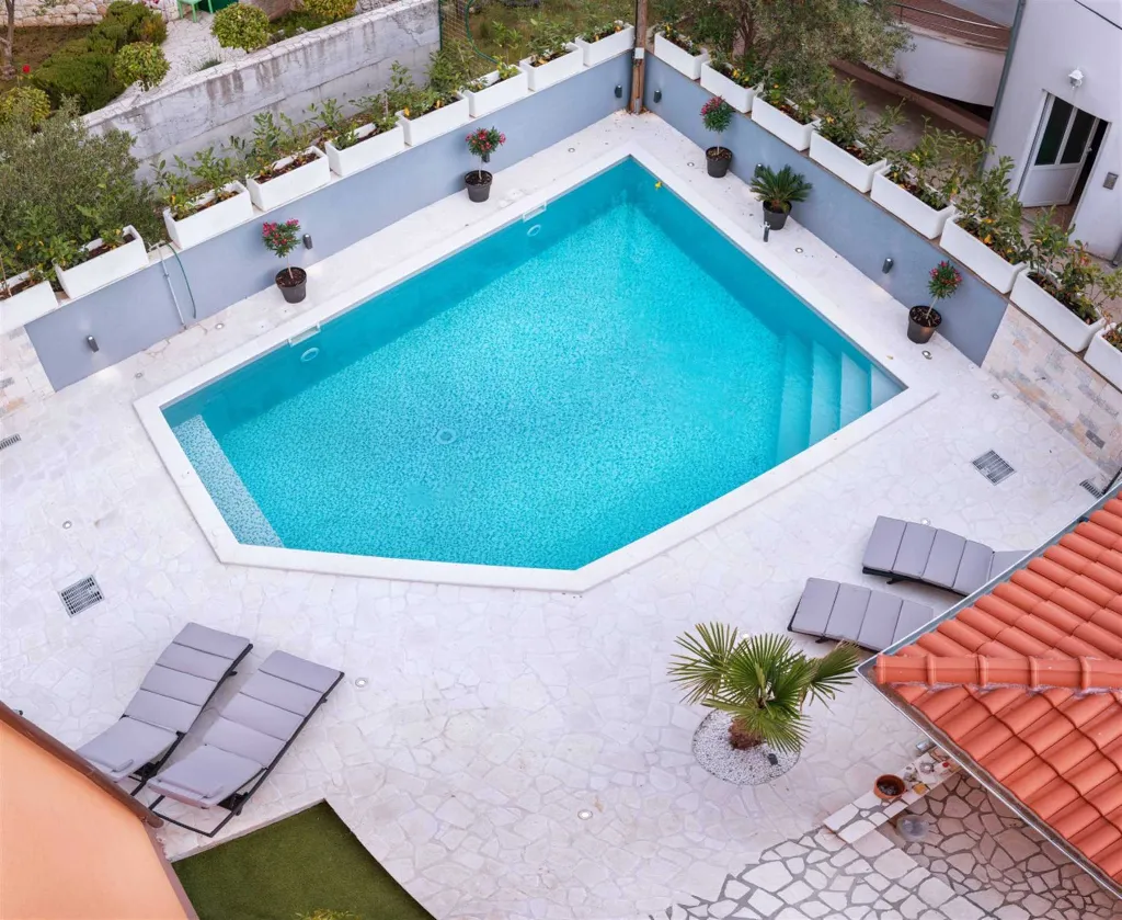 Vodice 2-Bedroom Apartment for 5 with Outdoor Pool