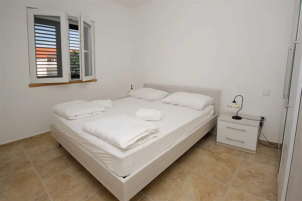 Vodice 1-Bedroom Apartment with Sea View for 3