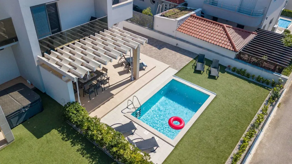 4-Bedroom Villa with Pool in Vodice
