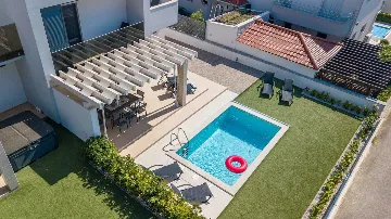 4-Bedroom Villa with Pool in Vodice