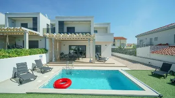 4-Bedroom Villa with Pool in Vodice