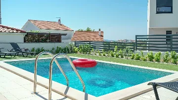4-Bedroom Villa with Pool in Vodice