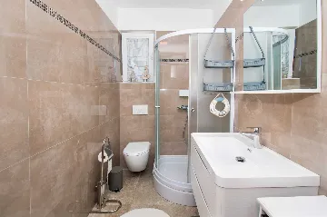 Srima 1-Bedroom Apartment for Up to 5 Guests