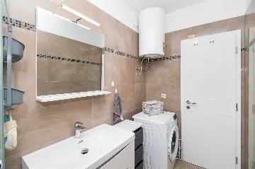 Srima 1-Bedroom Apartment for Up to 5 Guests