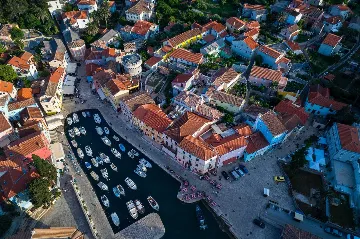 Veli Lošinj Apartment for 2 Guests with Sea & Harbor View