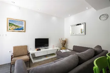 Pet-friendly 2-Bedroom Holiday House in Mali Lošinj