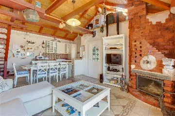 Apartment in Mali Lošinj for 8 Guests (Pet-friendly)